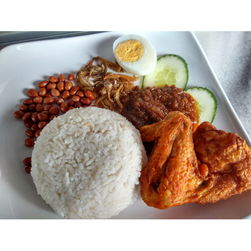 Nasi Ayam Goreng ( Stekt kylling servere med ris og salat)